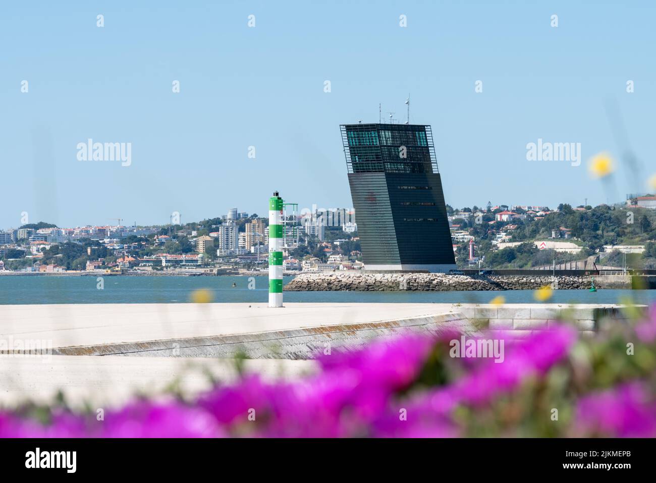Ein Turm des Koordinationszentrums und Kontrolle des Verkehrs Maritimo und Sicherheit in Rio Tejo in Lissabon Stockfoto