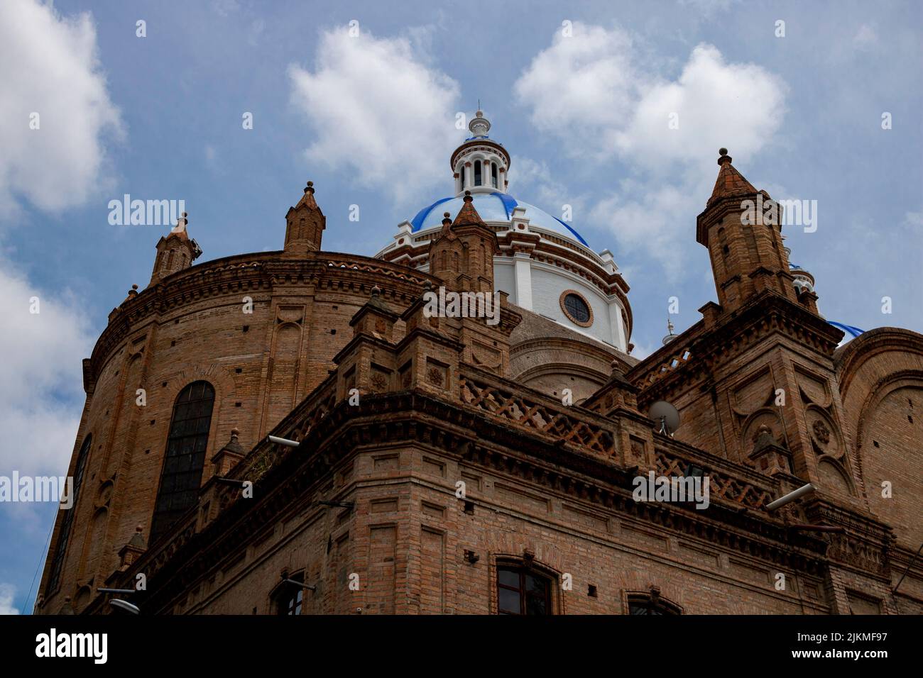 Eine Aufnahme der Neuen Kathedrale in Cuenca, Ecuador vor einem blau bewölkten Himmel Stockfoto