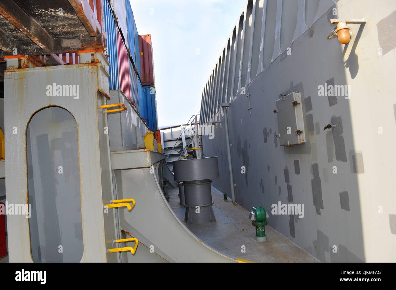 Deck des Containerschiffes. Nahaufnahme eines Teils des Schiffs. Stockfoto