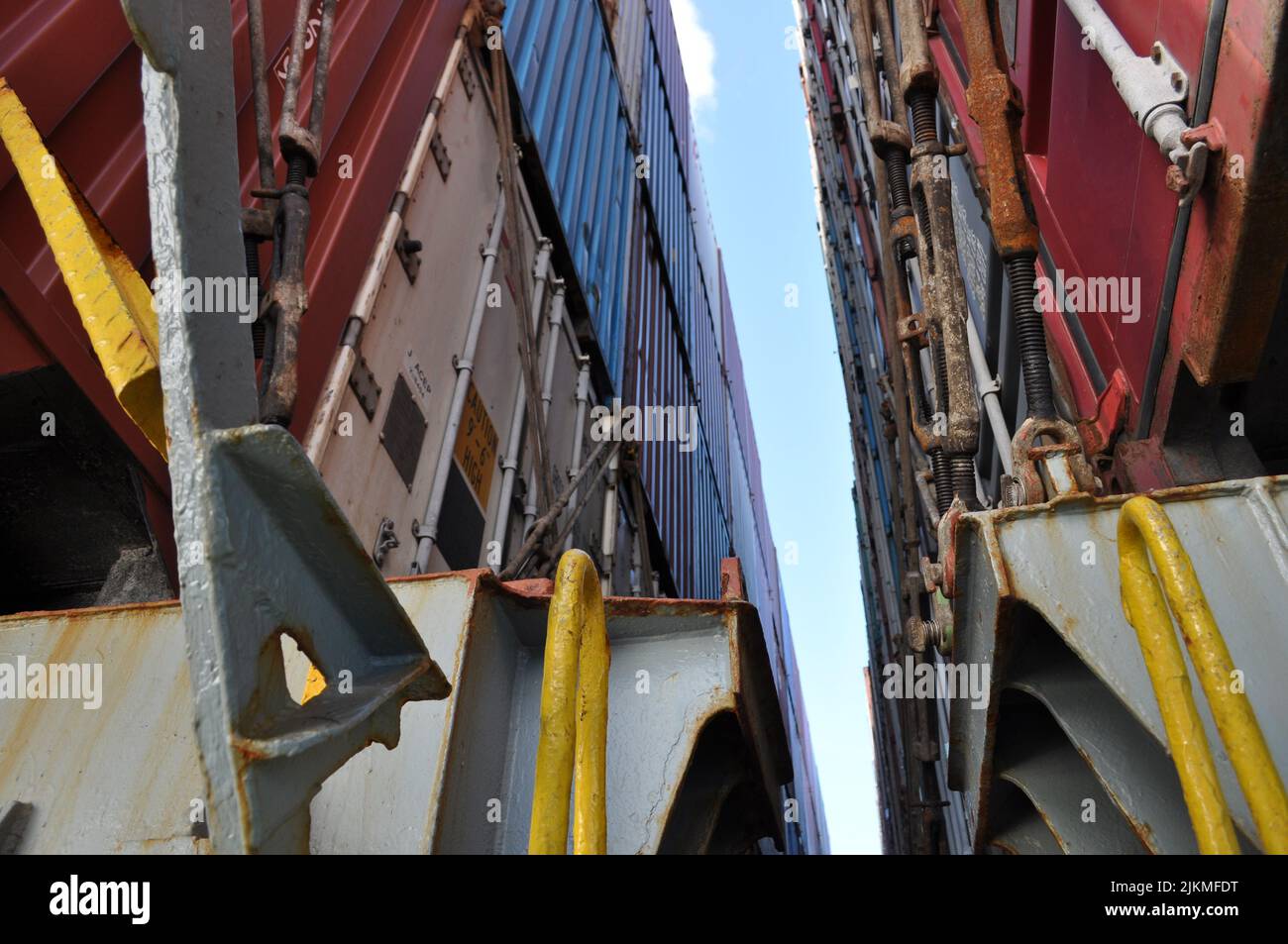 Deck des Containerschiffes. Nahaufnahme eines Teils des Schiffs. Stockfoto