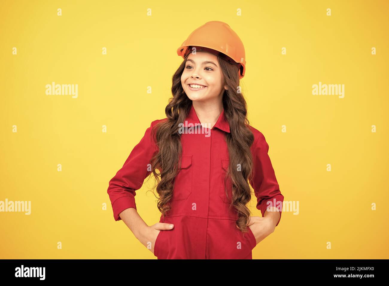 Happy Teenager Mädchen in Sicherheit Hut, Baumeister Stockfoto