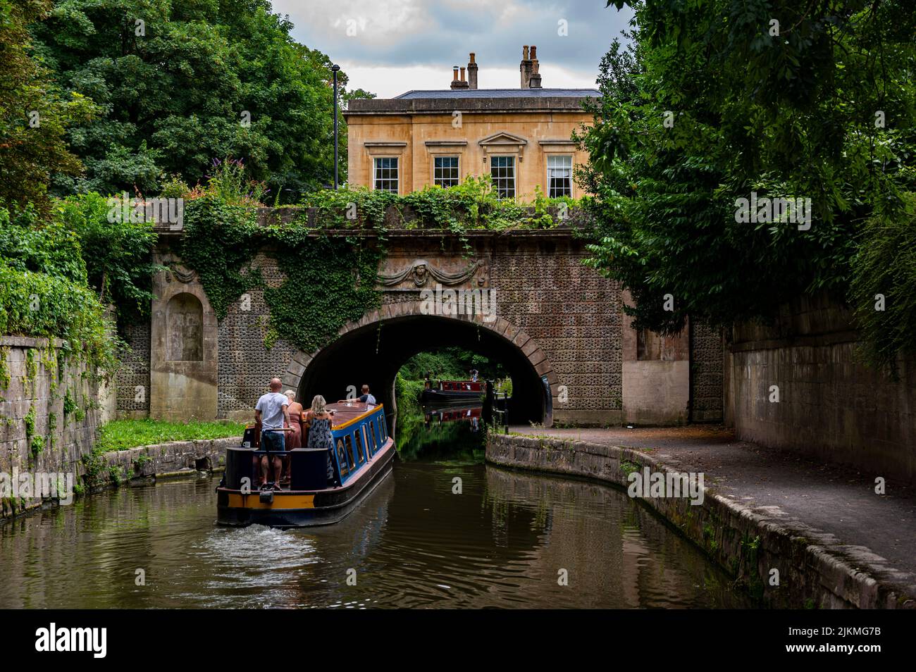 Barge nähert sich dem Cleveland-Tunnel, während sie den Avon-Kanal in Bath durchquert Stockfoto