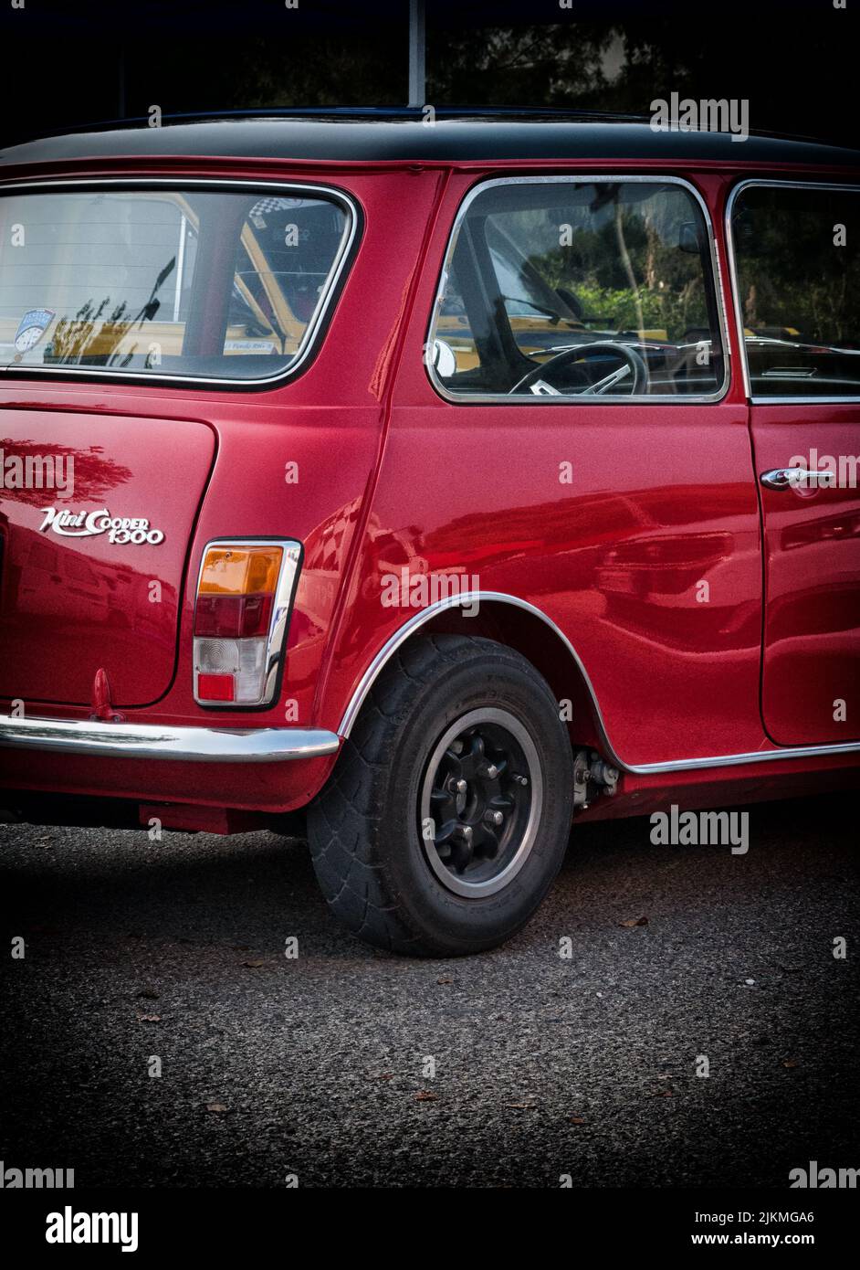 Eine Nahaufnahme eines alten roten Mini-Autos, das an einem sonnigen Tag in Pesaro, Italien, auf der Straße geparkt ist Stockfoto