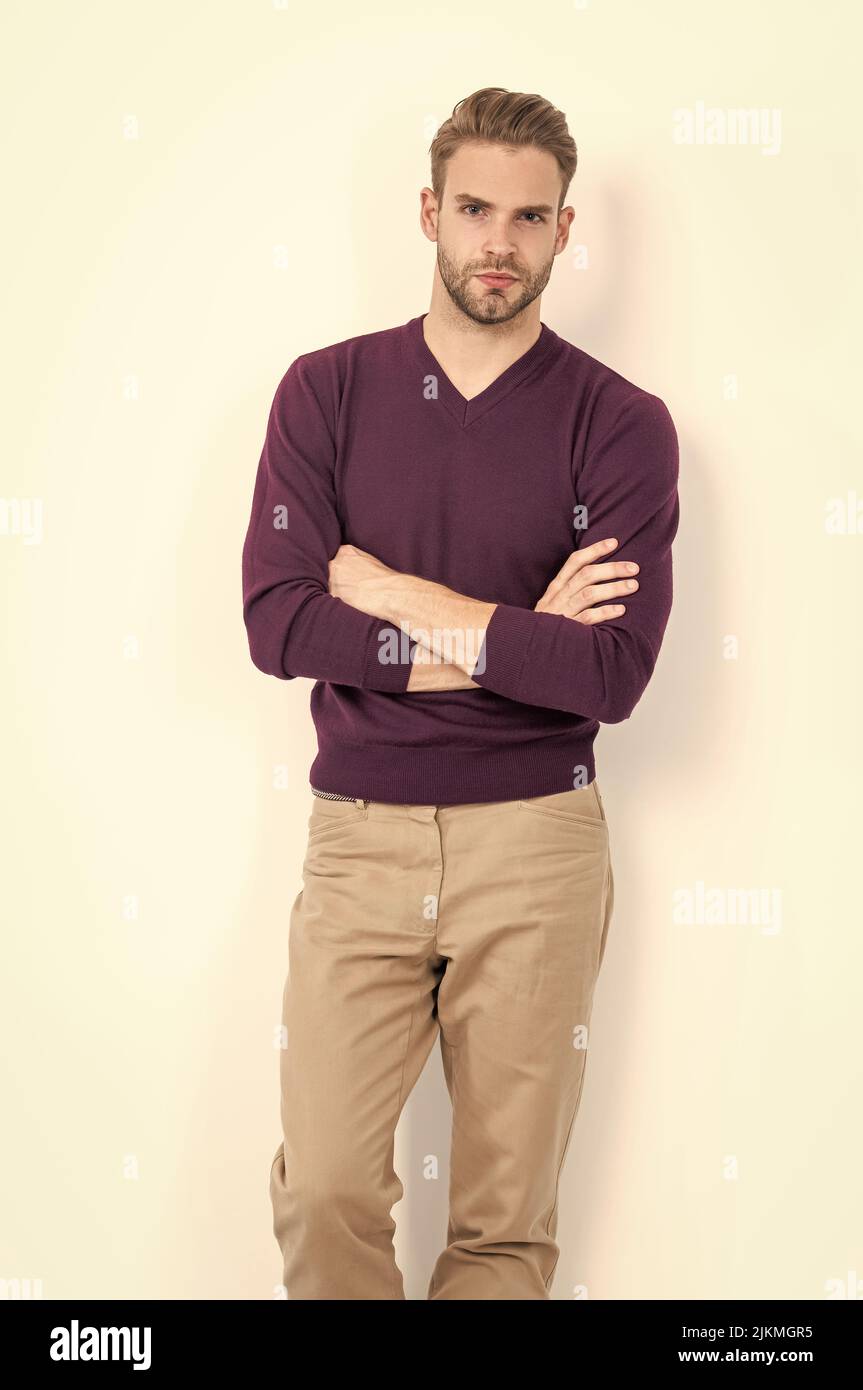 Seien Sie bequem und doch stilvoll. Ein hübscher Mann hält die Arme gekreuzt. Komfort ist unerlässlich Stockfoto