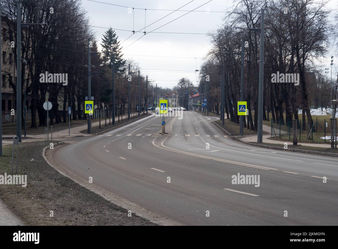 Blick auf eine leere Stadtstraße mit Verkehrsschildern in Kaunas Stockfoto