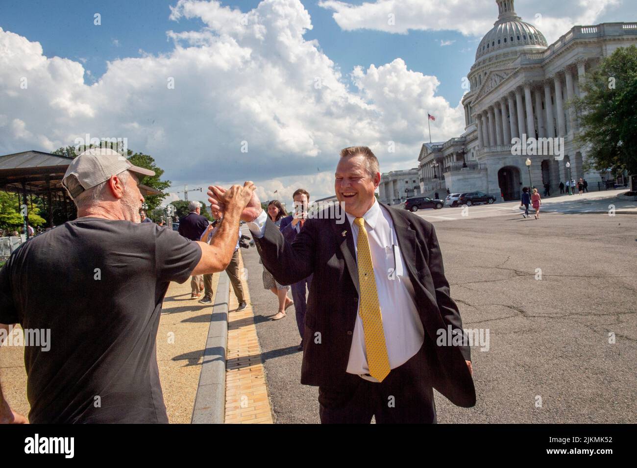 Washington, Vereinigte Staaten Von Amerika. 02. August 2022. Der US-Senator Jon Tester (Demokrat von Montana), rechts, wird von dem Komiker und Veteranen-Aktivisten Jon Stewart begrüßt, links, nachdem er sich mit Veteranen vor der erwarteten endgültigen Verabschiedung eines Gesetzes für Veteranen mit toxischen Expositions-Erkrankungen vor dem US-Kapitol in Washington, DC, am Dienstag, den 2. August, 2022. Quelle: Rod Lampey/CNP/Sipa USA Quelle: SIPA USA/Alamy Live News Stockfoto