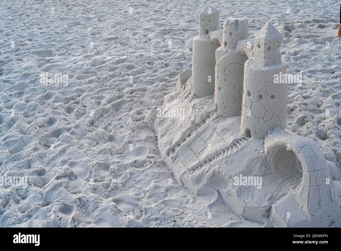 Nahaufnahme einer Sandburg bei Sonnenuntergang in Destin, Florida, USA Stockfoto
