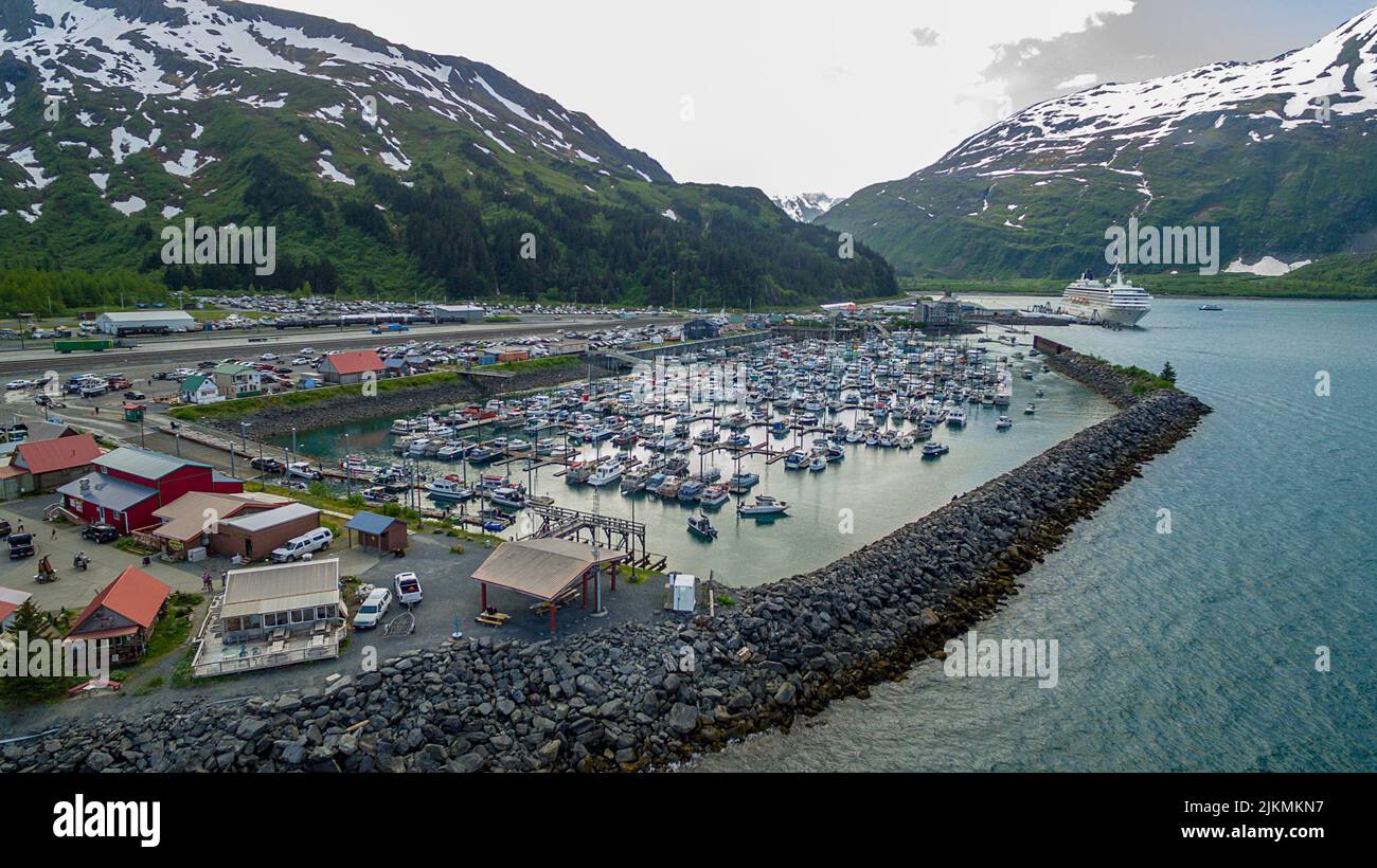 Eine Luftaufnahme des Hafens in Whittier, Alaska, mit einem Kreuzschiff in der Ferne Stockfoto