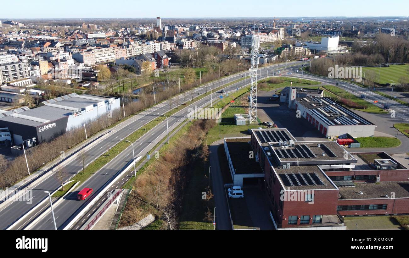 Eine Luftaufnahme von Straßen und Wohngebäuden in der Stadt Deinze, Belgien Stockfoto