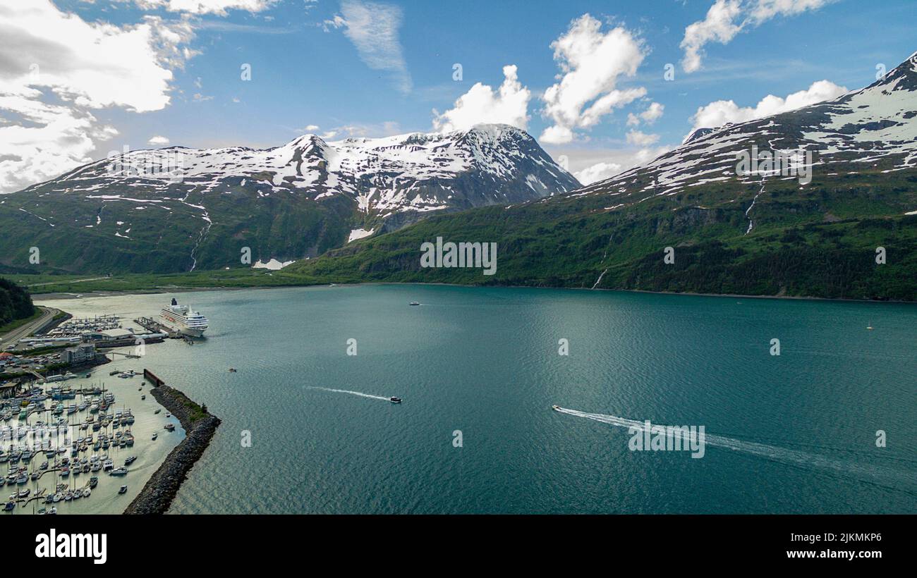 Eine Luftaufnahme des Hafens in Whittier, Alaska, mit einem Kreuzschiff in der Ferne Stockfoto