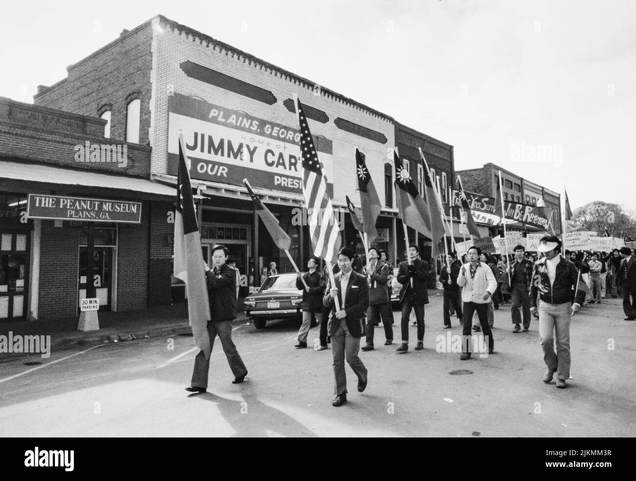 Carters Präsenz in Plains zieht taiwanesischen Protest an 24. Dezember 1978 die nationalistischen Chinesen wurden heute in Plains entfesselt. (Plains, Georgia) etwa 400 skandierende, mit Bannern tragende taiwanesische Amerikaner marschierten zum Zentrum von Präsident Jimmy Carters Heimatstadt, um gegen die diplomatische Anerkennung der Volksrepublik China durch die USA zu protestieren, während der Präsident vier Blocks entfernt zu Hause war. Ken Hawkins Foto. Stockfoto