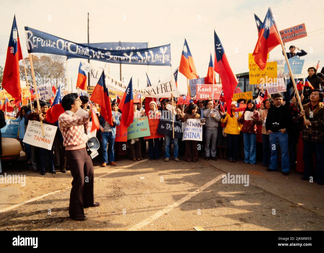 Carters Präsenz in Plains zieht taiwanesischen Protest an 24. Dezember 1978 die nationalistischen Chinesen wurden heute in Plains entfesselt. (Plains, Georgia) etwa 400 skandierende, mit Bannern tragende taiwanesische Amerikaner marschierten zum Zentrum von Präsident Jimmy Carters Heimatstadt, um gegen die diplomatische Anerkennung der Volksrepublik China durch die USA zu protestieren, während der Präsident vier Blocks entfernt zu Hause war. Ken Hawkins Foto. Stockfoto