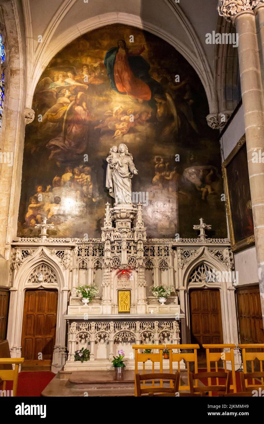Eine vertikale Aufnahme der Statue der Jungfrau Maria mit Jesus in der Kirche St. Michael. Dijon, Frankreich. Stockfoto