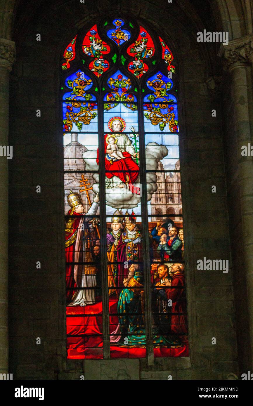Eine vertikale Aufnahme des Buntglasfensters in der Kirche St. Michael. Dijon, Burgund, Frankreich. Stockfoto