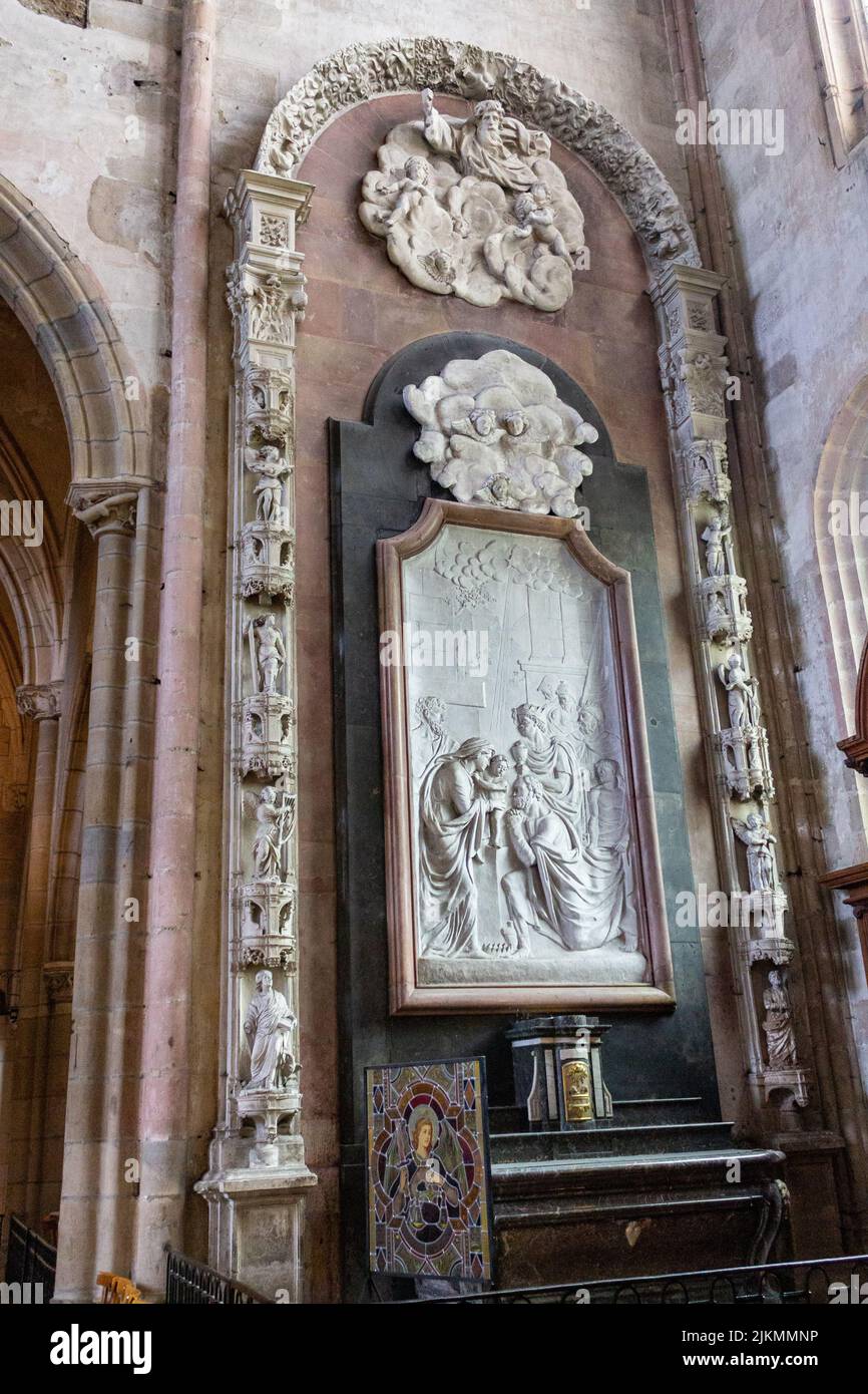 Eine vertikale Aufnahme der schönen architektonischen Details der St. Michael Kirche. Dijon, Frankreich. Stockfoto