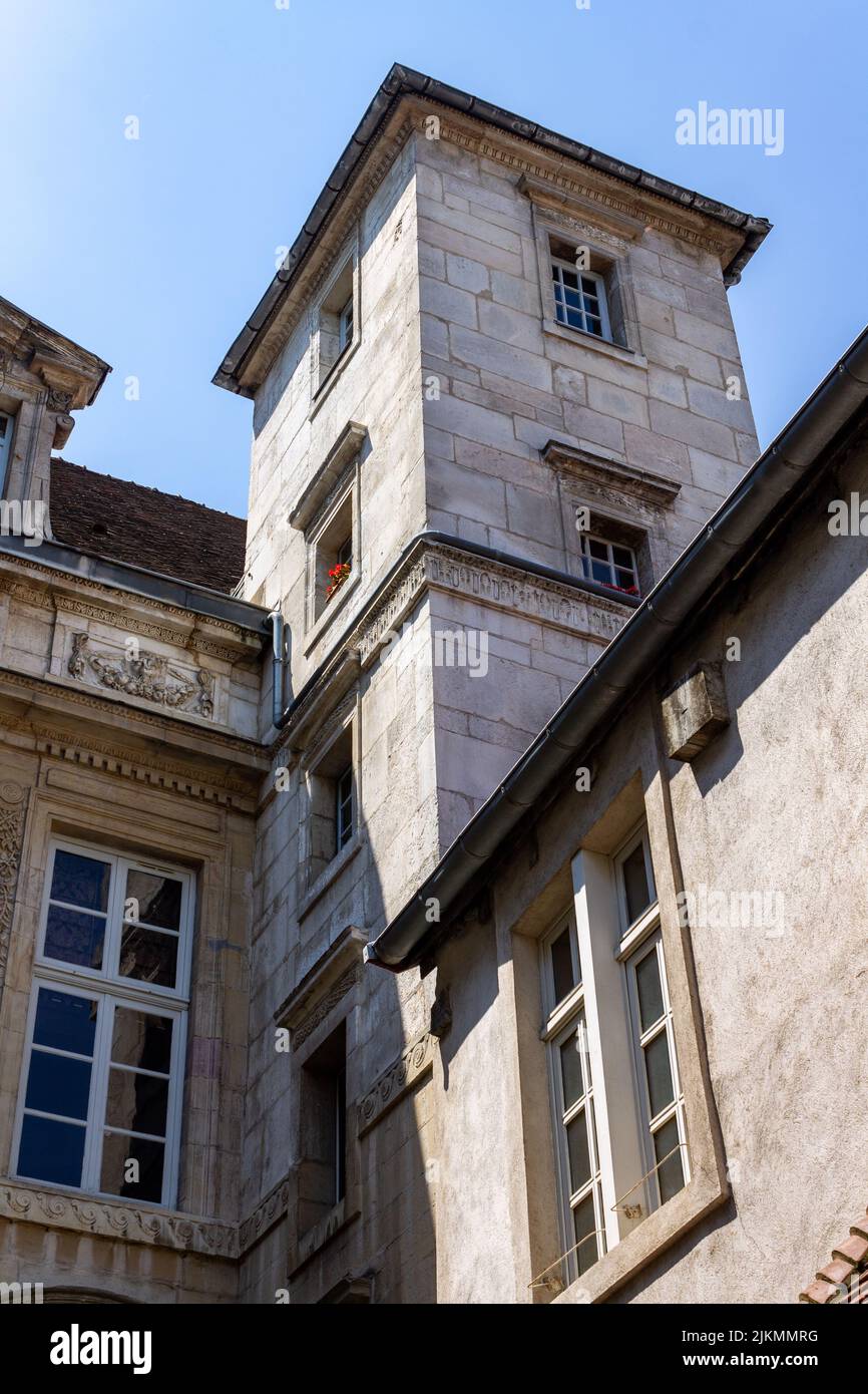 Eine vertikale Aufnahme des Turms des Palastes der Herzöge und Stände von Burgund. Dijon, Frankreich. Stockfoto