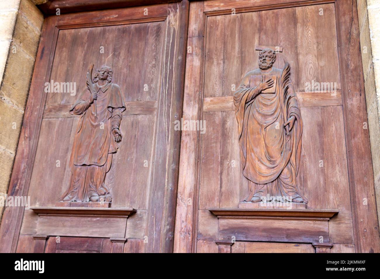 Die verzierten Holztüren der Kathedrale des Heiligen Benignus von Dijon. Frankreich. Stockfoto