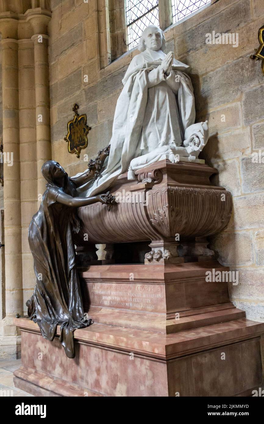 Eine vertikale Aufnahme der Skulptur in der Kathedrale von Dijon. Burgund, Frankreich. Stockfoto