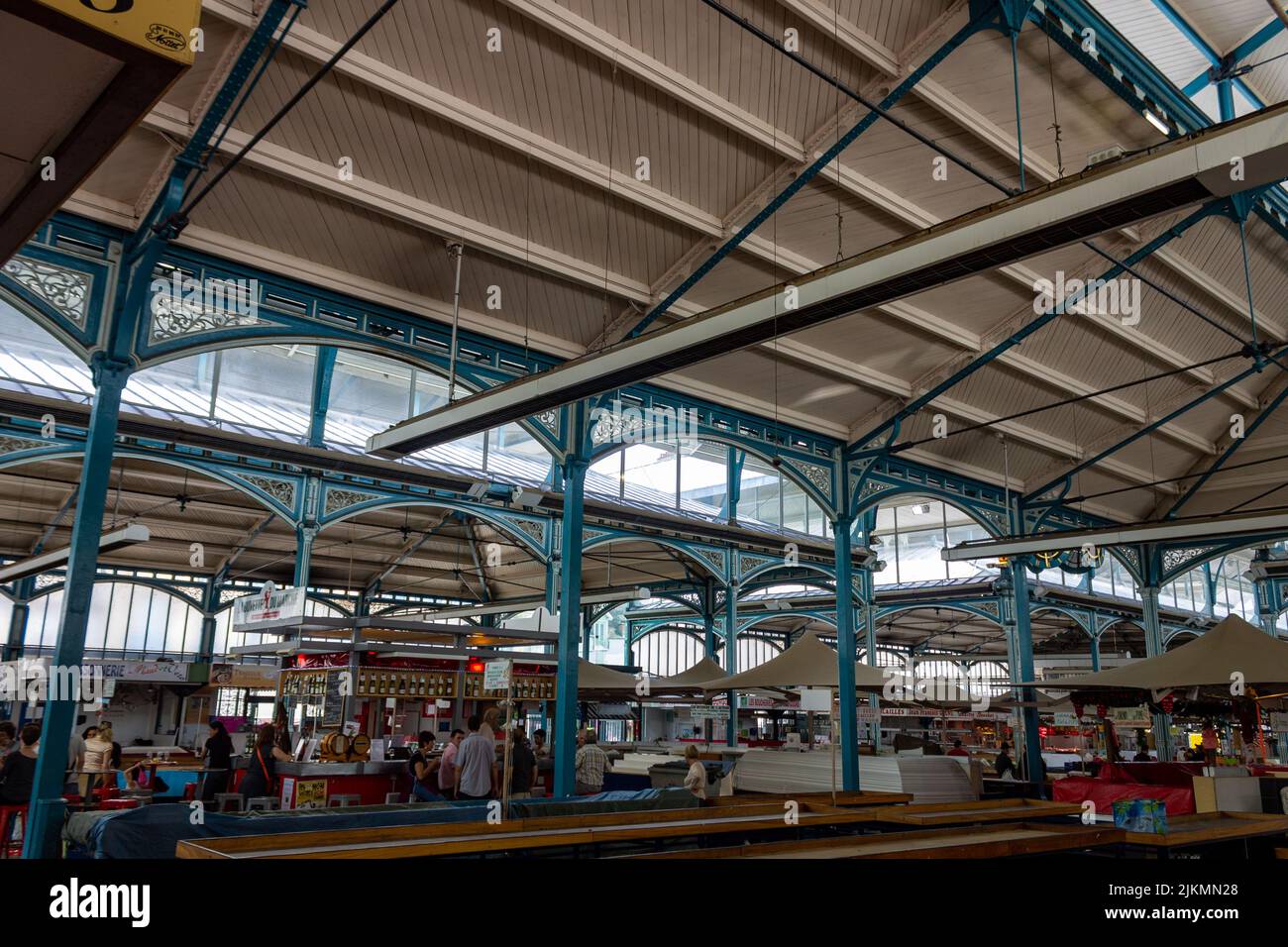 Eine Innenaufnahme einer zentralen Markthalle von Dijon, Frankreich Stockfoto