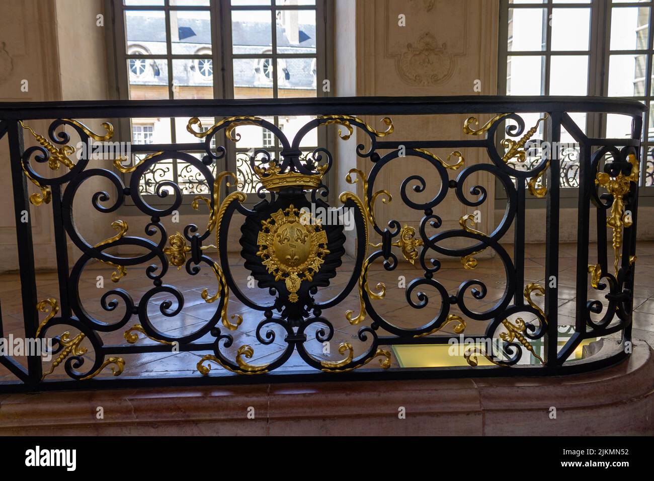 Das Detail der vergoldeten Verzierungen in einem historischen Gebäude während des Tages in Dijon, Frankreich Stockfoto