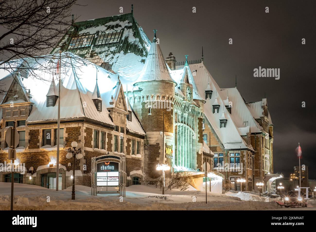 Eine schöne kalte Nacht Blick auf große moderne Häuser in einer Straße mit dem Schnee bedeckt Stockfoto