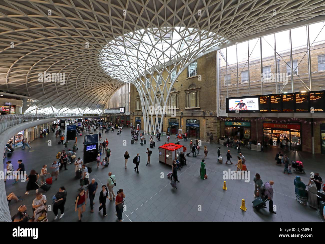Innenseite des Bahnhofs Kings Cross, halbrunde Abfahrtshalle, Euston Road, London, England, UK, N1 9AL Stockfoto