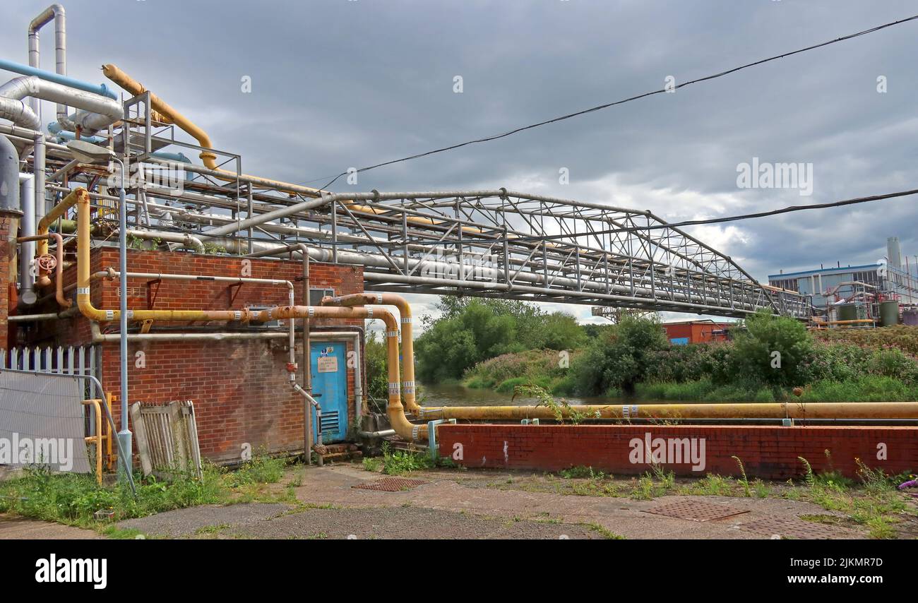 Rohrleitungen, über den Fluss Mersey, in der Unilever PQ Corporation Fabrik Warrington, Bank Quay, Cheshire, England, Großbritannien, WA1 Stockfoto