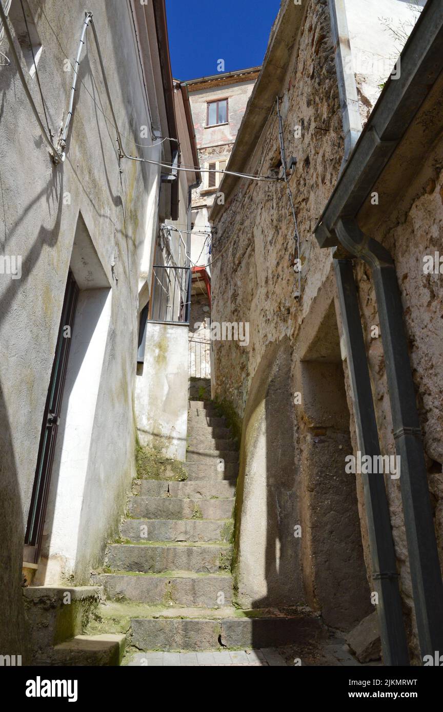 Eine enge Straße zwischen den Häusern von Ailano, einem mittelalterlichen Dorf in der Provinz Caserta, Italien Stockfoto