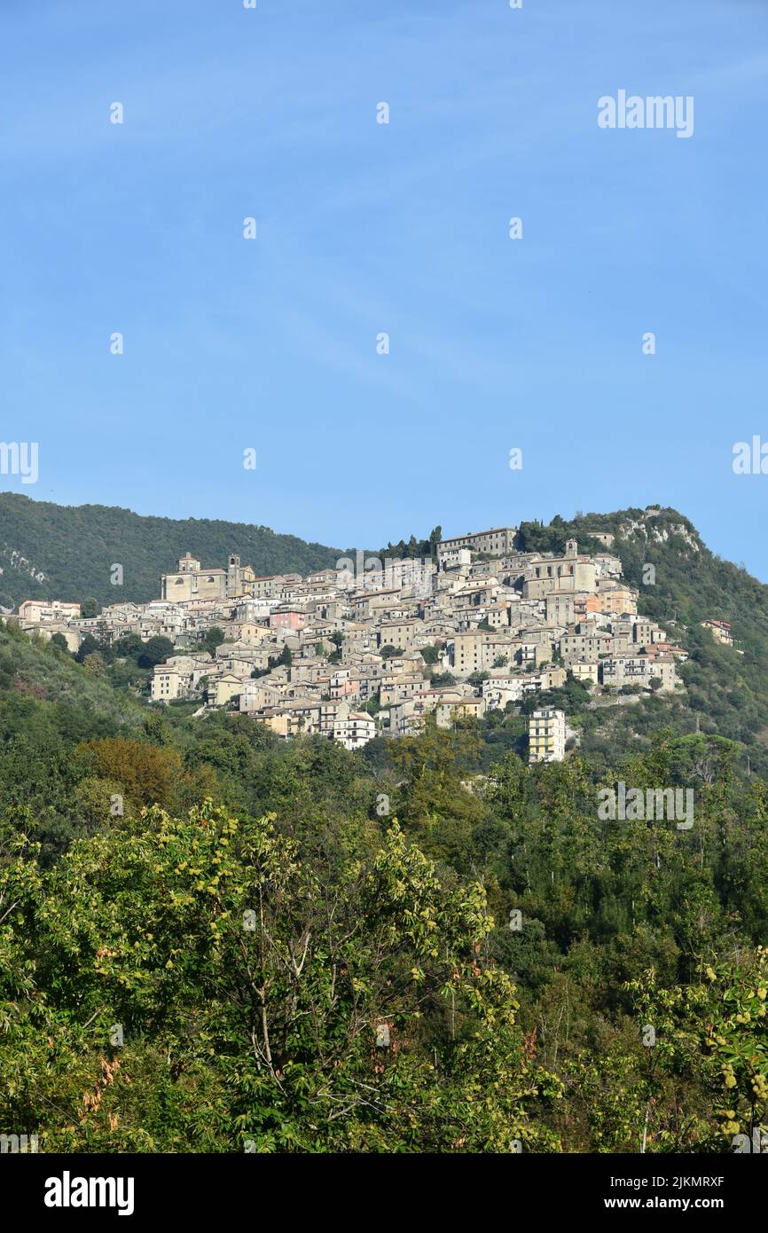 Ein vertikaler Panoramablick auf Patrica, ein Dorf in den Bergen der Region Latium, Italien Stockfoto