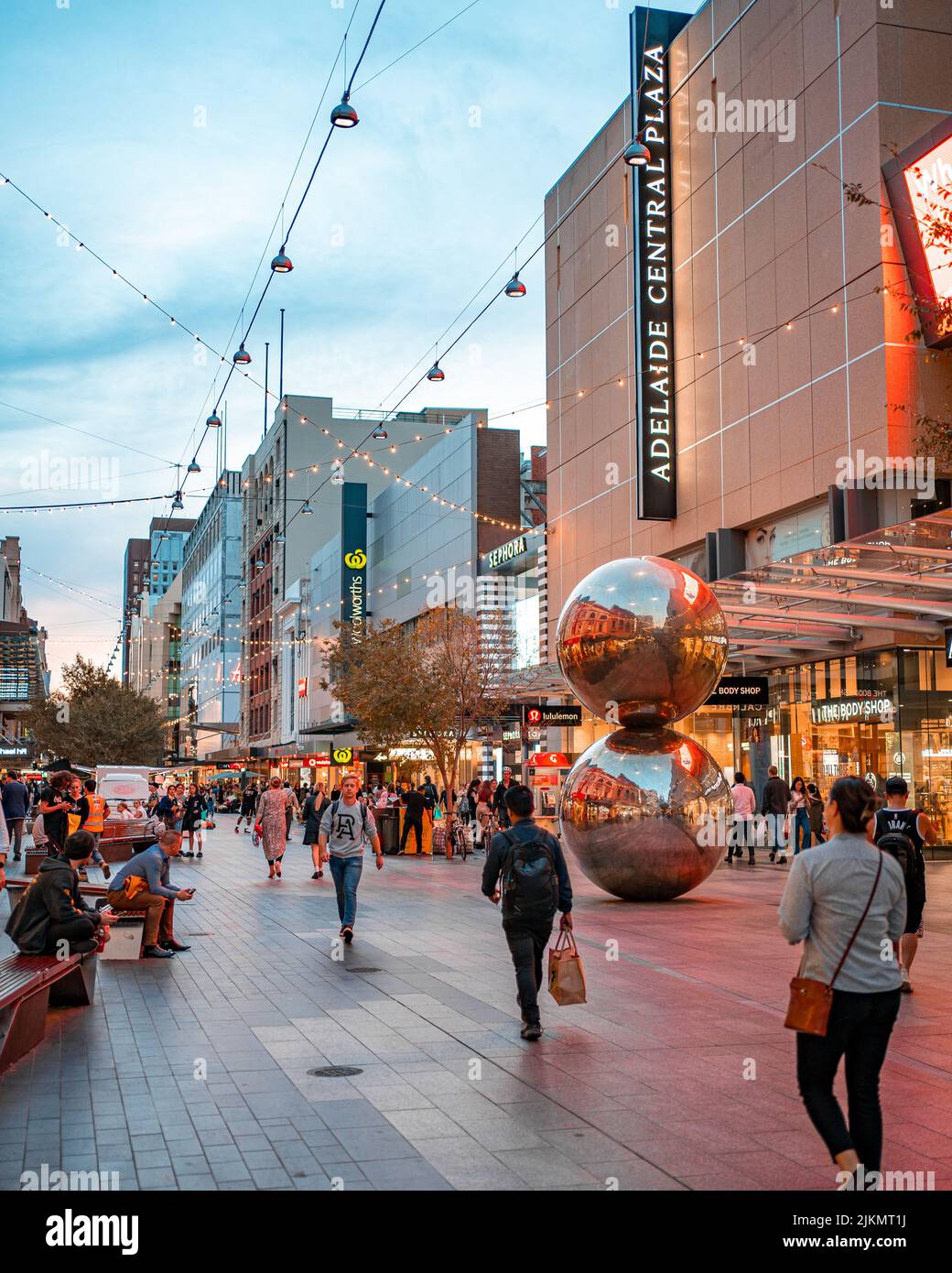 Die Adelaide rundle Mall in der Abenddämmerung Shopping, Australien Stockfoto