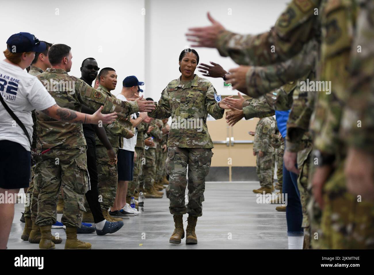 Al Dhafrah, Vereinigte Arabische Emirate. 22.. Juli 2022. Personal Sgt. Starshema Brown, der nicht beauftragte Offizier, der für das Element Equipment Accountability der Expeditionary Logistics Readiness Squadrons 380. verantwortlich ist, wird dafür ausgezeichnet, dass er am 22. Juli 2022 auf dem Luftwaffenstützpunkt Al Dhafra in den Vereinigten Arabischen Emiraten den Rang eines technischen Sergeanten erreicht hat. 2022 war ein schlankes Jahr für diejenigen, die um den Rang eines technischen Sergeanten konkurrierten, wobei nur 16 % der qualifizierten Kandidaten für eine Beförderung ausgewählt wurden. Quelle: U.S. Air Force/ZUMA Press Wire Service/ZUMAPRESS.com/Alamy Live News Stockfoto