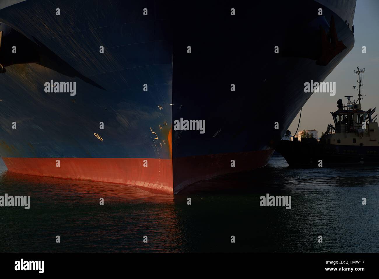 Containerschiff aus nächster Nähe. Teil eines großen Handelsschiffs Stockfoto