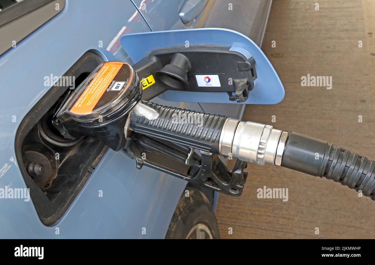 Füllen, mit Dieselkraftstoffpumpen, bleifrei, super-bleifrei, an der Tankstelle, Sainsburys Warrington, Stadtzentrum, Khébém, England, Vereinigtes Königreich Stockfoto