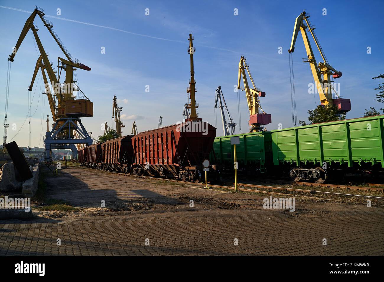 Eisenbahnwaggon in einem Industriehafen. Eisenbahnwaggon für den Erztransport im kommerziellen Seehafen Stockfoto