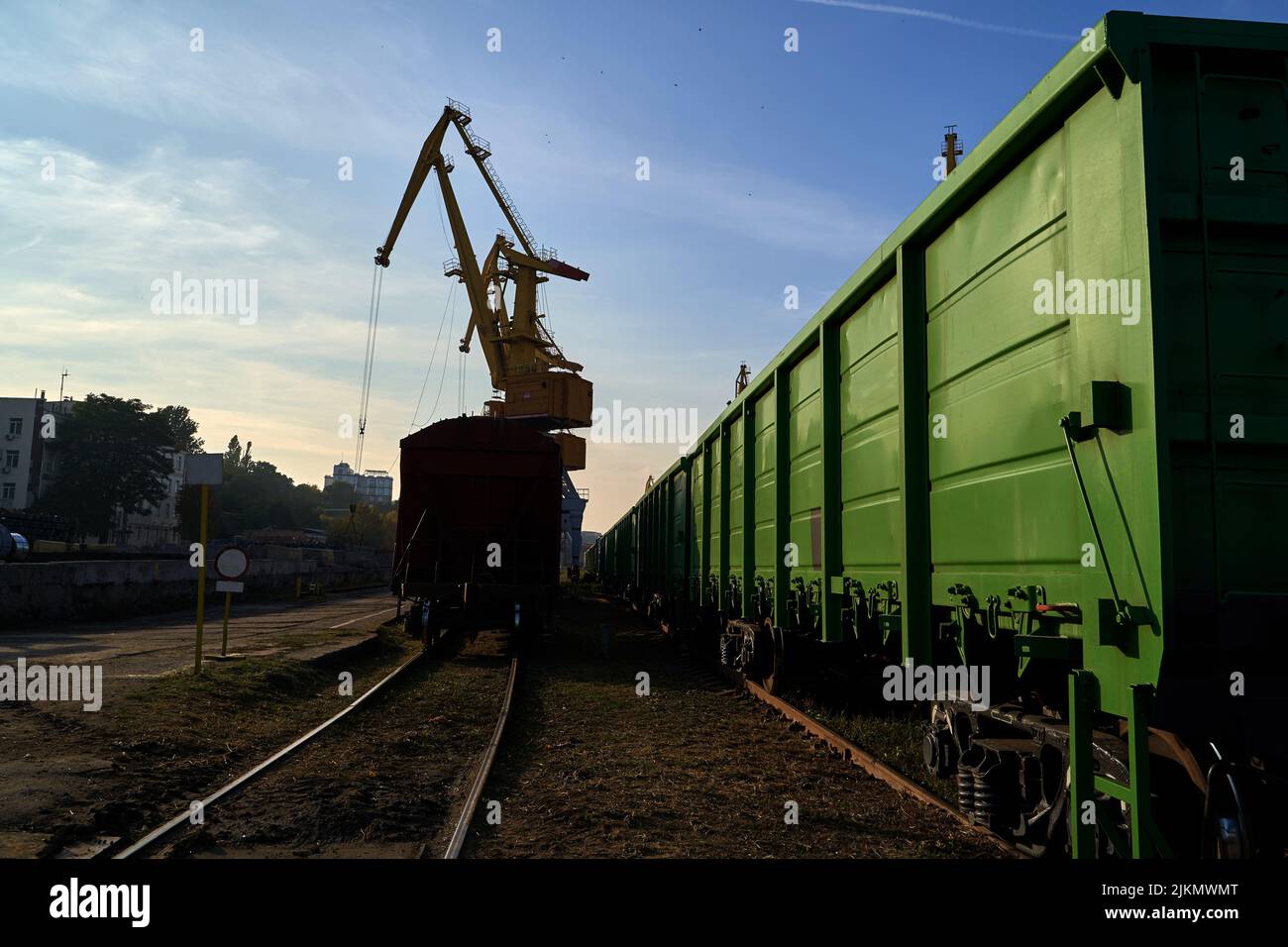 Eisenbahnwaggon in einem Industriehafen. Eisenbahnwaggon für den Erztransport im kommerziellen Seehafen Stockfoto