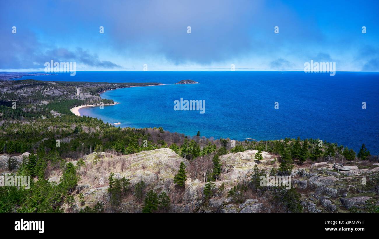 Eine Luftaufnahme eines Waldes im Norden von Michigan am Lake Superior Stockfoto