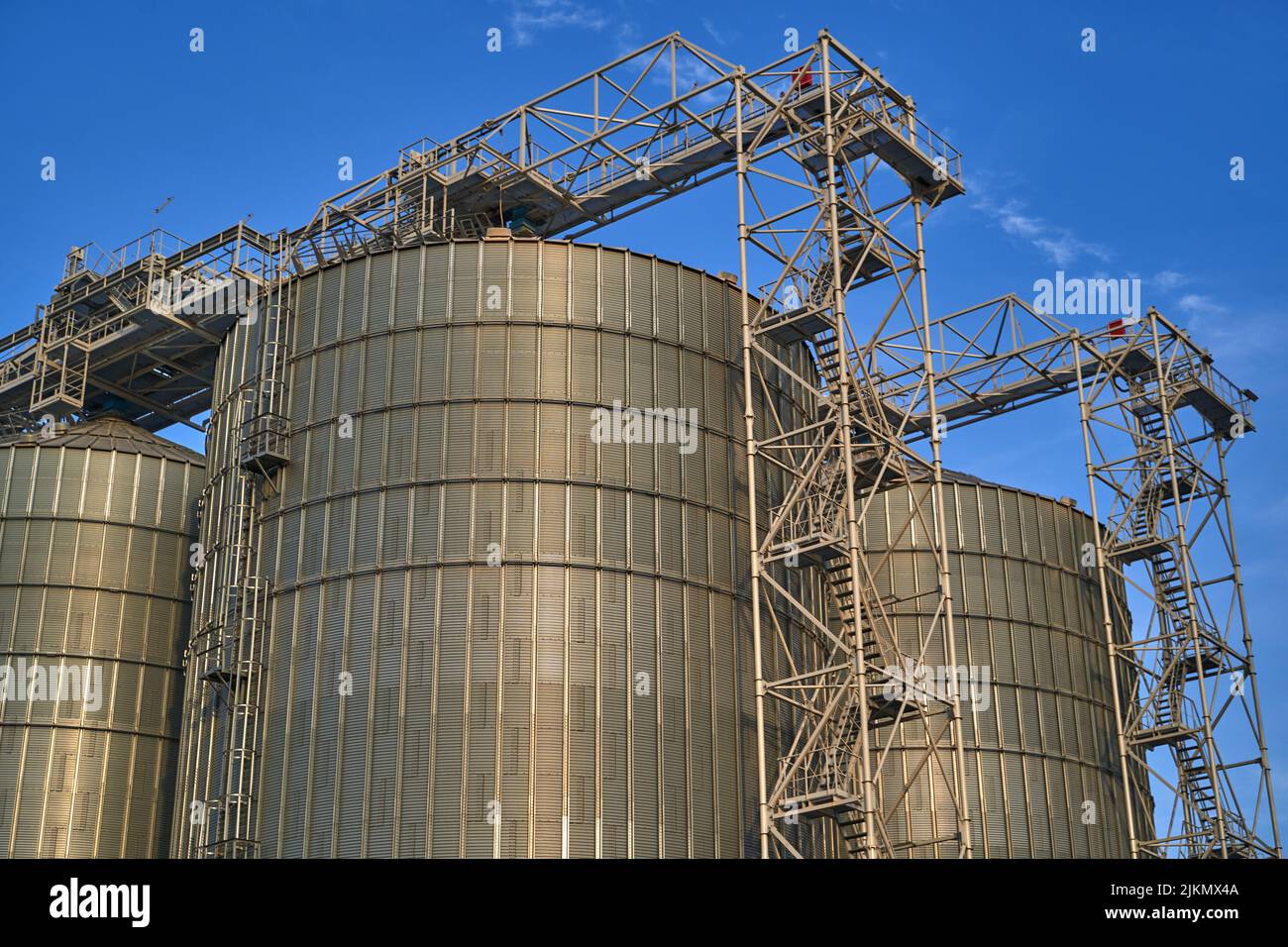 Körnerelevator. Industrielle Seehandel Hafen Bulk Cargo Zone Eisenbahnwagen in Getreide-Terminal Stockfoto