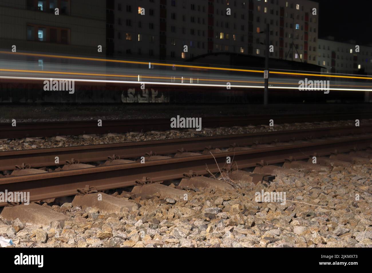 Nahaufnahme von Bahngleisen mit langen Lichtern in der Nacht Stockfoto