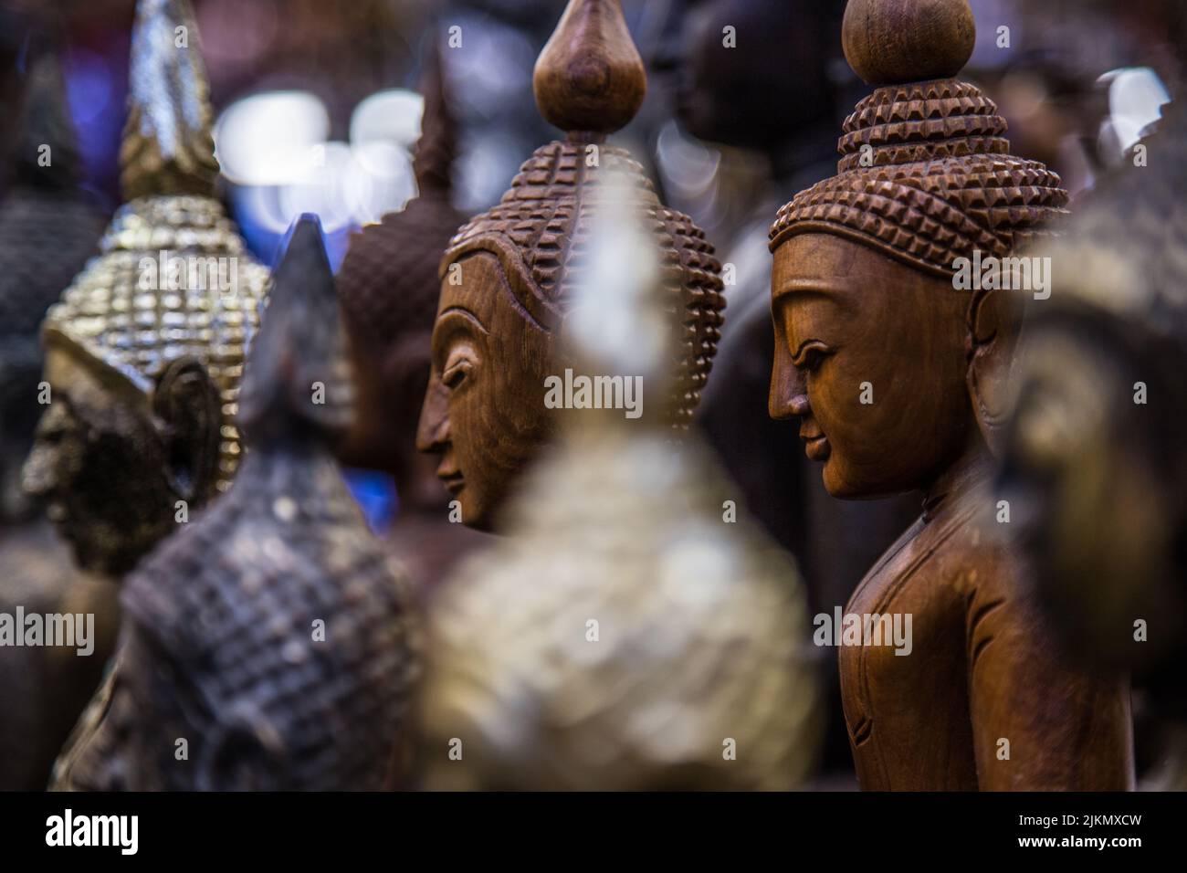 Die Buddha-Statuen in verschiedenen Farben in Asien Stockfoto