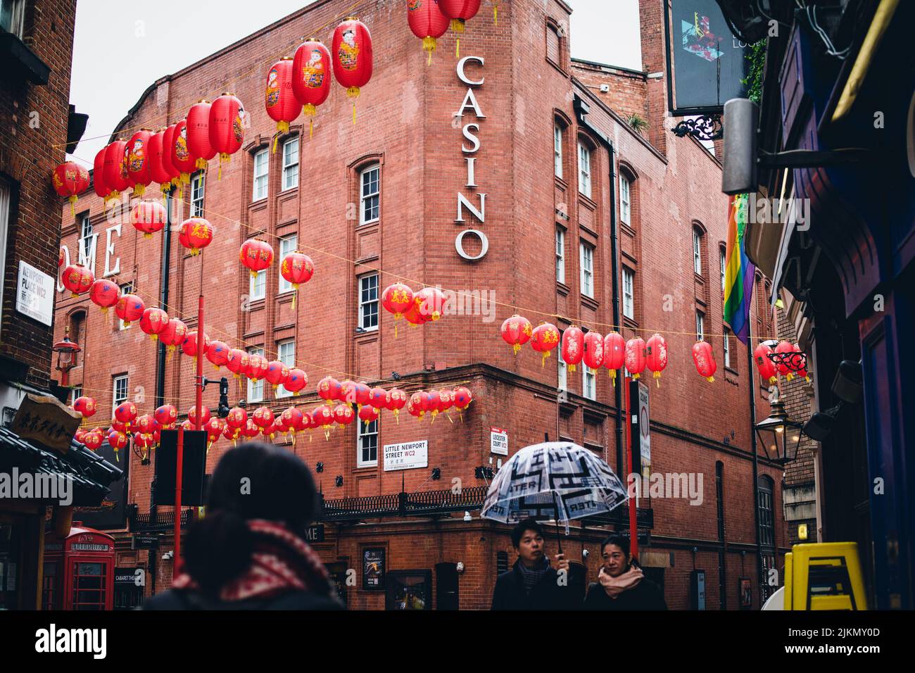 Eine schöne Aufnahme der China Town Casino Straßen mit Papierlaternen in London, England mit blauem Himmel Stockfoto