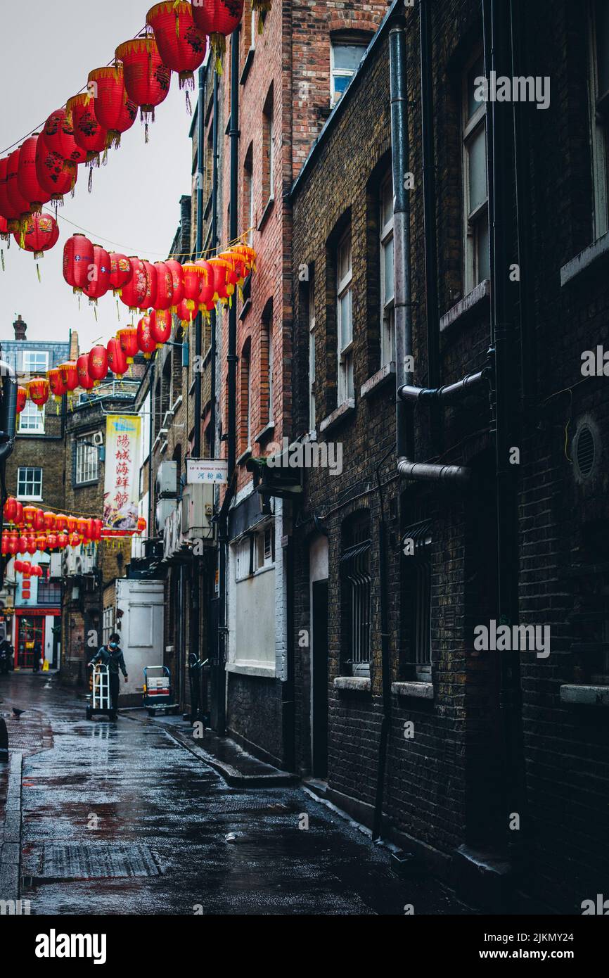 Eine schöne Aufnahme der China Town Casino Straßen mit Papierlaternen in London, England mit blauem Himmel Stockfoto