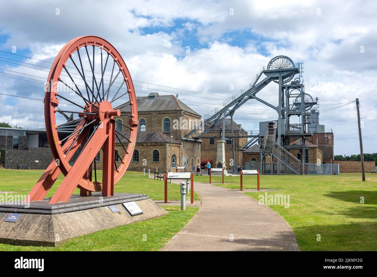 Pit Wheel und Minenschächte am Eingang zum Woodhorn Museum, QE Country Park, Ashington, Northumberland, England, Vereinigtes Königreich Stockfoto