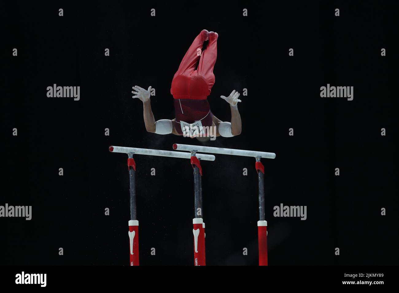 Birmingham, Großbritannien. 2.. August 2022. Joe FRASER aus England beim Men's Parallel Bars Finale am vierten Tag der Commonwealth Games in der utilita Arena, Birmingham, England, am Dienstag, 2.. August 2022. (Kredit: Mark Fletcher | MI News) Kredit: MI Nachrichten & Sport /Alamy Live News Stockfoto