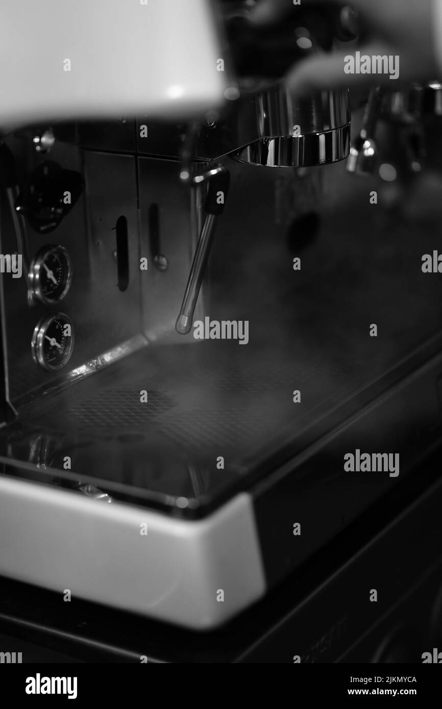 Eine Graustufenaufnahme der Espressomaschine im Café Stockfoto