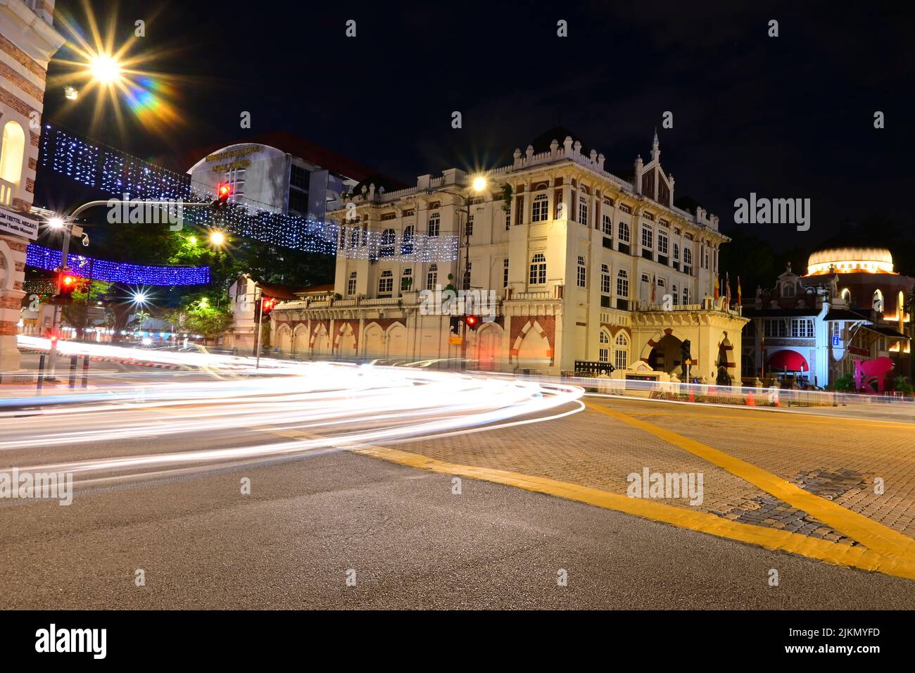 Das National History Museum of Malaysia mit den Lichtwegen auf beleuchteten Straßen in der Nacht Stockfoto