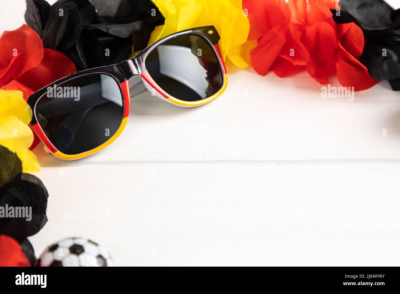 deutsche Partydekoration mit Sonnenbrille, Kette und Ball Stockfoto