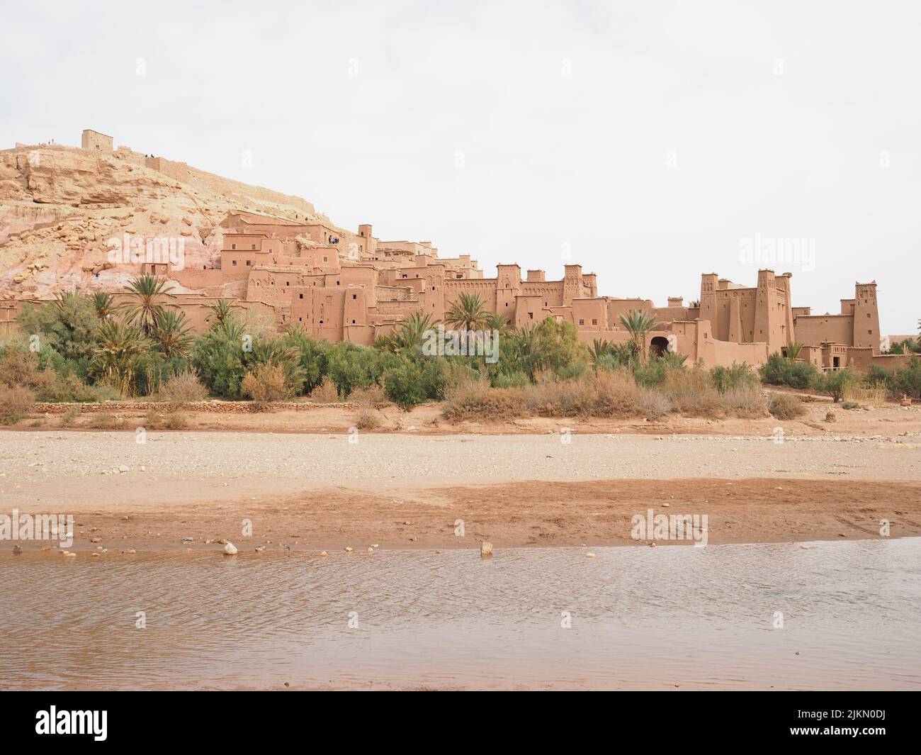 Ein Blick aus dem Fluss Ait Ben Haddou, Ouarzazate, Marokko, in Filmset verwendet, Tür der Wüste Stockfoto