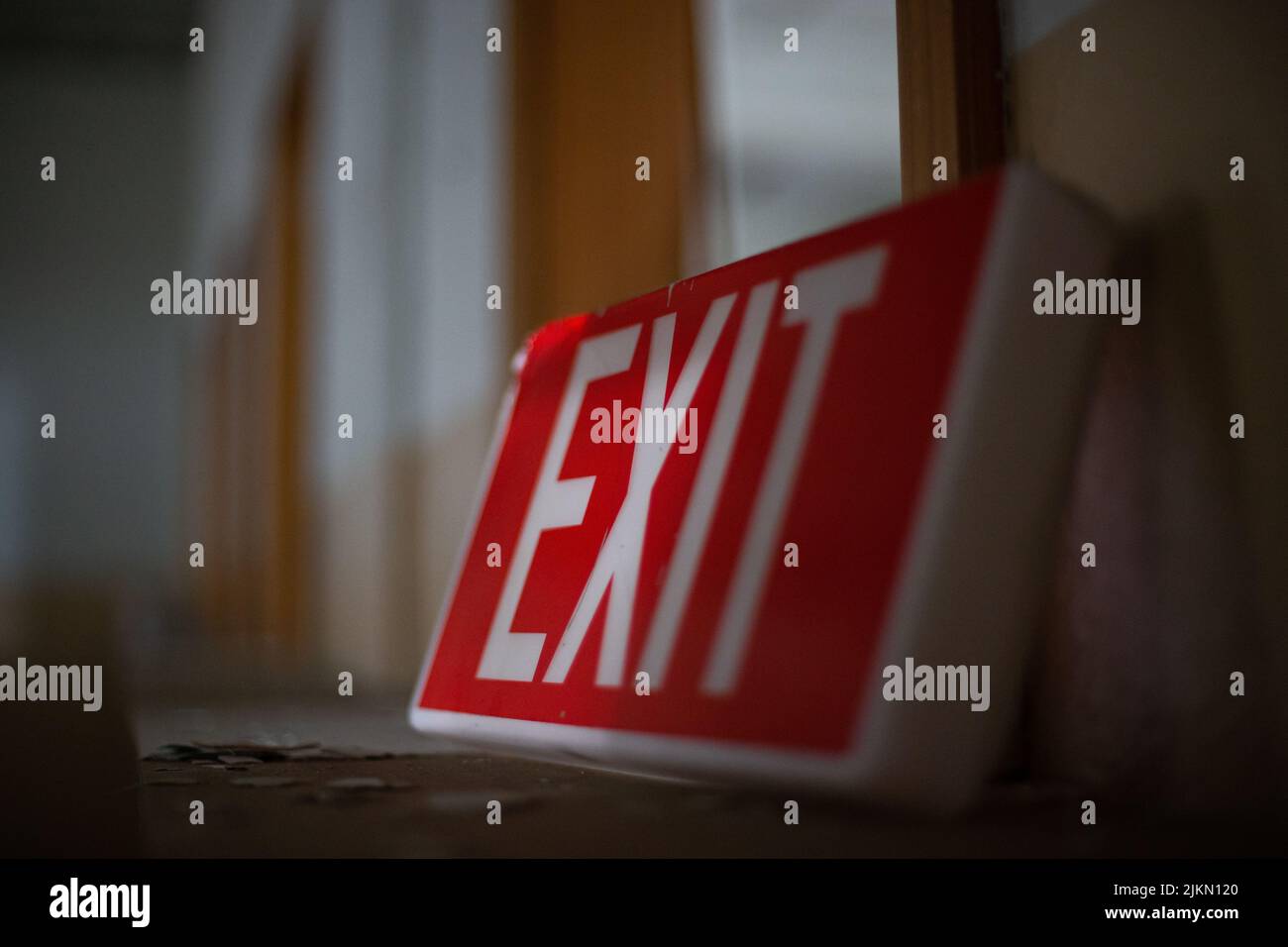 Eine Nahaufnahme des roten LED-Ausgangs-Schildes aus Stahl mit weißen Buchstaben Stockfoto