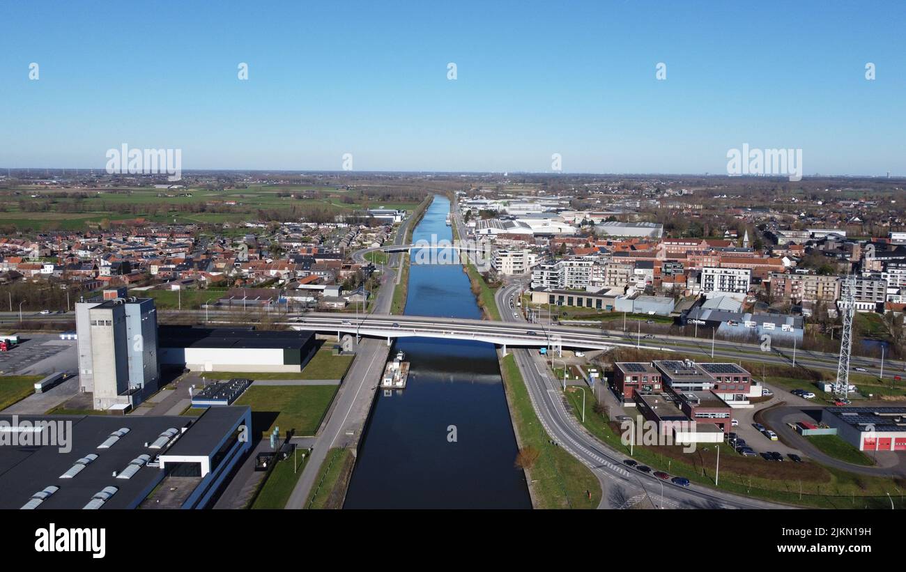 Eine wunderschöne Landschaft einer Brücke über einen Kanal in Deinze, Belgien Stockfoto