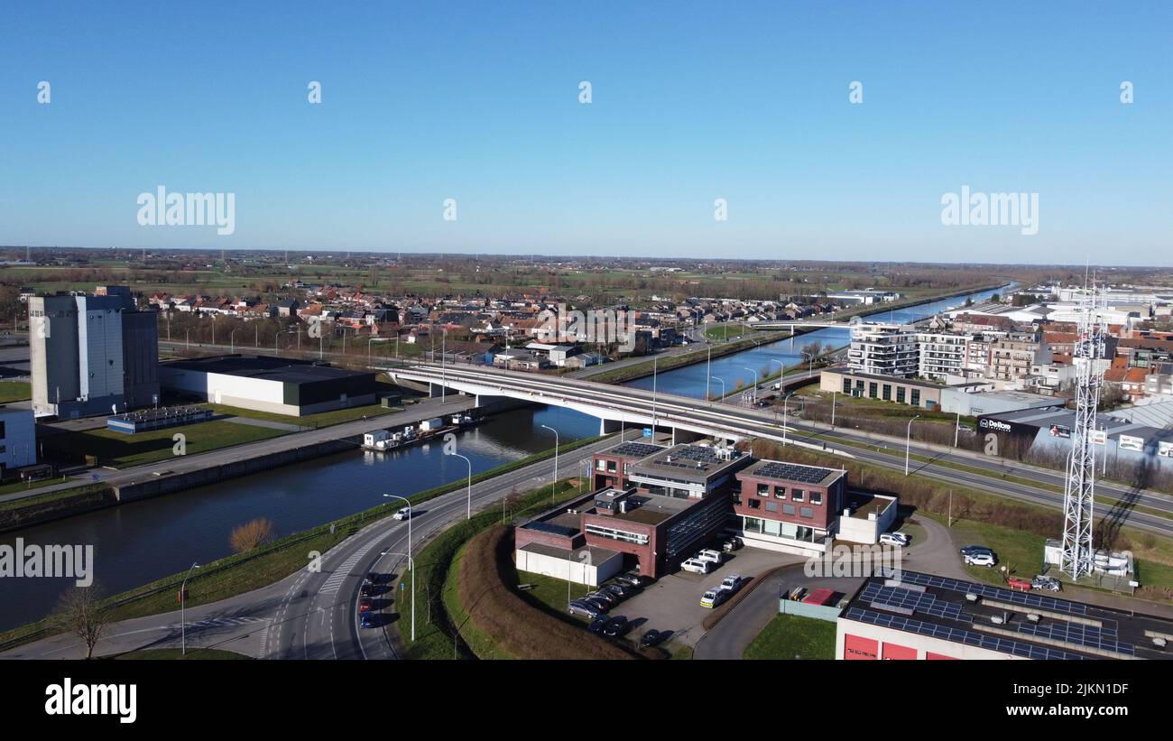 Eine wunderschöne Landschaft einer Brücke über einen Kanal in Deinze, Belgien Stockfoto